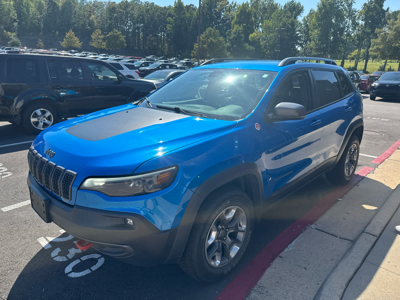 Used 2019 Jeep Cherokee Trailhawk AWD/4WD image 4