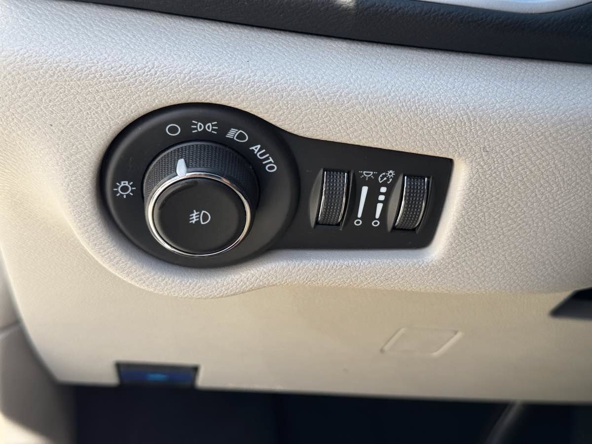 Used 2023 Chrysler Pacifica Touring-L FWD image 27
