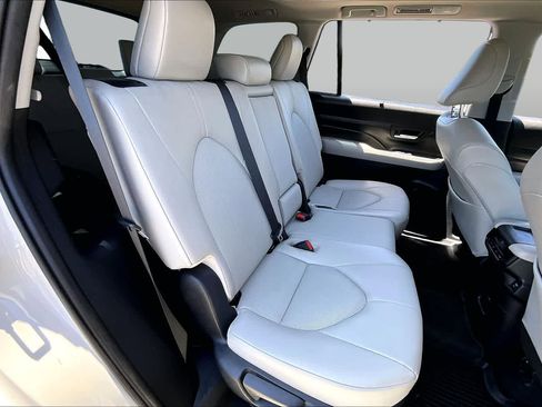 Used 2024 Toyota Grand Highlander AWD image 19
