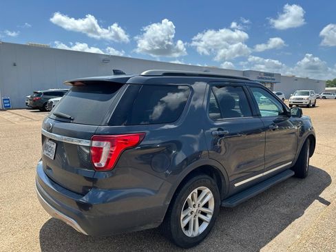 Used 2017 Ford Explorer XLT w/ Equipment Group 202A FWD image 7