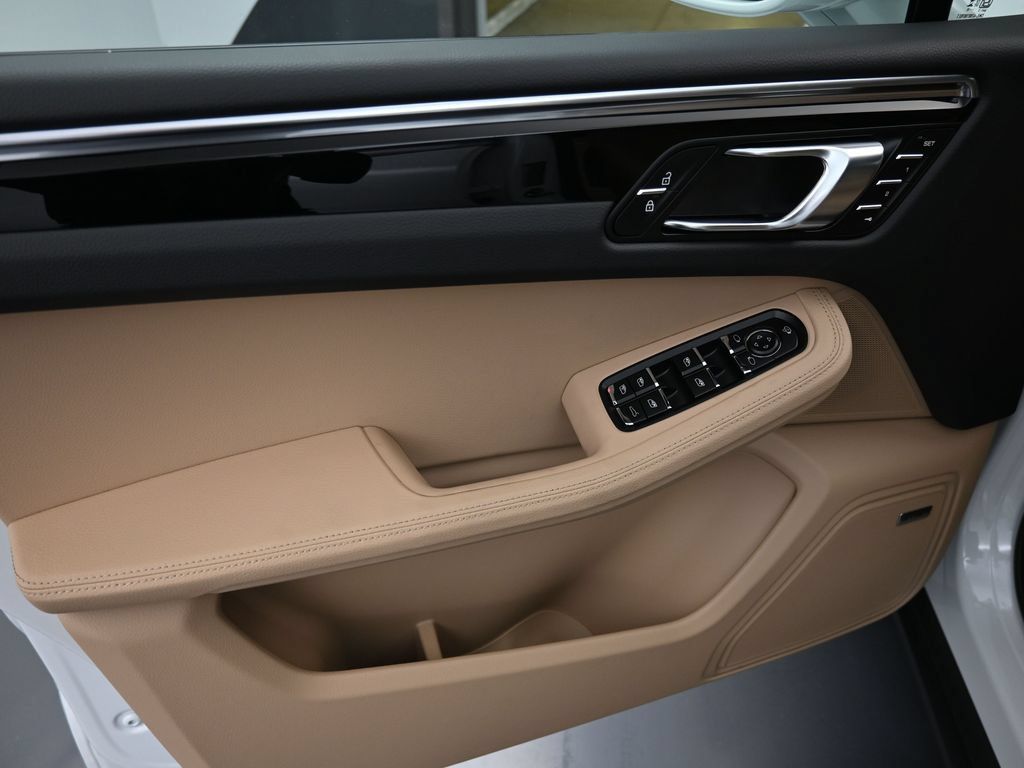 Certified 2025 Porsche Macan AWD/4WD image 21