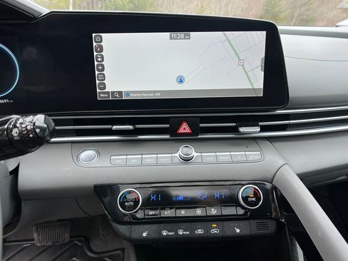 Used 2025 Hyundai Elantra SEL image 16