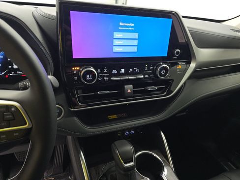 Used 2025 Toyota Highlander Platinum image 12