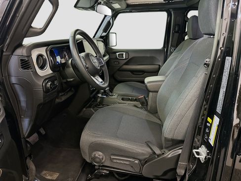Used 2025 Jeep Wrangler Sahara image 13