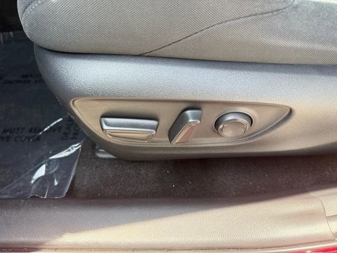 Used 2021 Toyota Venza LE image 18