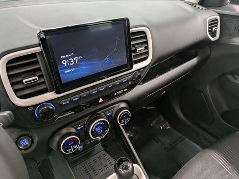Certified 2024 Hyundai Venue Limited image 10