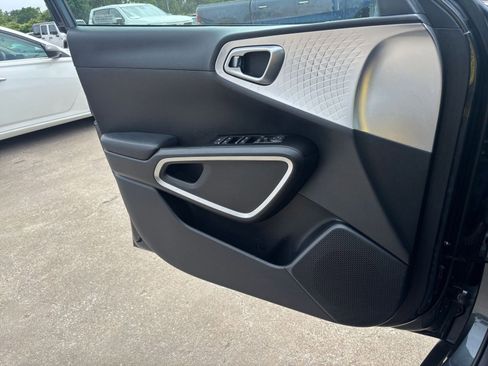 Used 2025 Kia Soul LX w/ LX Technology Package FWD image 18