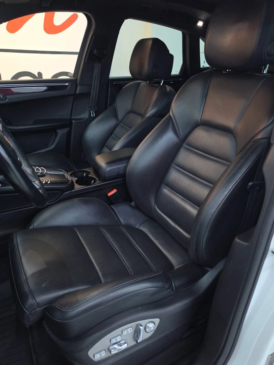 Used 2018 Porsche Macan Turbo w/ Premium Package Plus AWD/4WD image 19