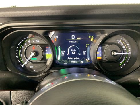 Used 2025 Jeep Wrangler Unlimited Sahara AWD/4WD image 22