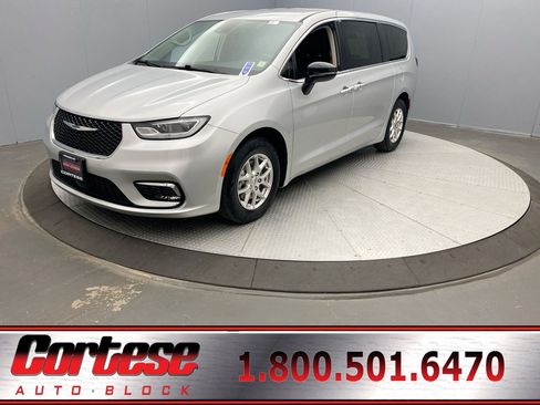 Used 2024 Chrysler Pacifica Touring-L FWD image 1