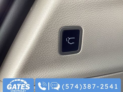 Used 2023 Chrysler Pacifica Touring-L image 10