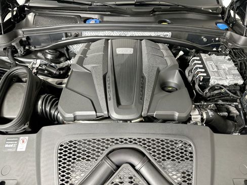 Certified 2025 Porsche Macan S image 38