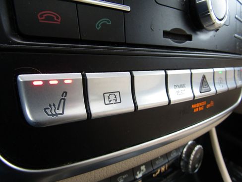 Used 2020 Mercedes-Benz GLA 250 4MATIC w/ Premium Package image 37