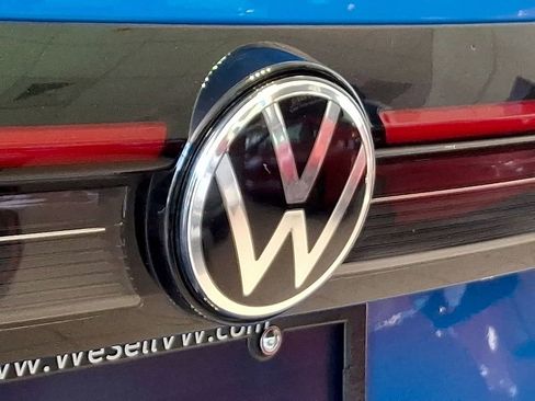 Used 2025 Volkswagen Taos SE image 30