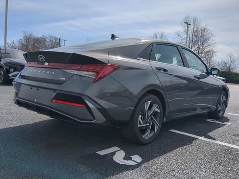 Used 2025 Hyundai Elantra Limited FWD image 4