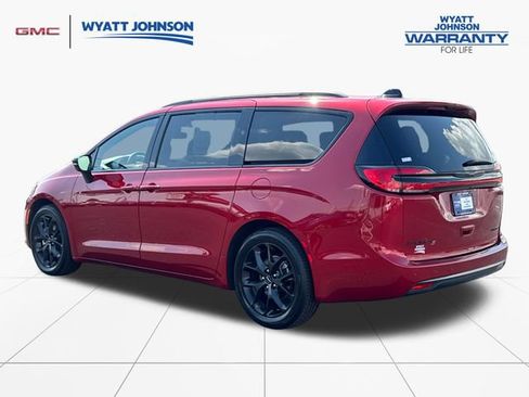 Used 2025 Chrysler Pacifica Limited FWD image 3