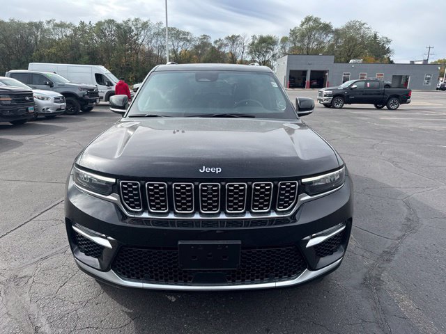 Used 2023 Jeep Grand Cherokee Summit w/ Luxury Tech Group V AWD/4WD image 2