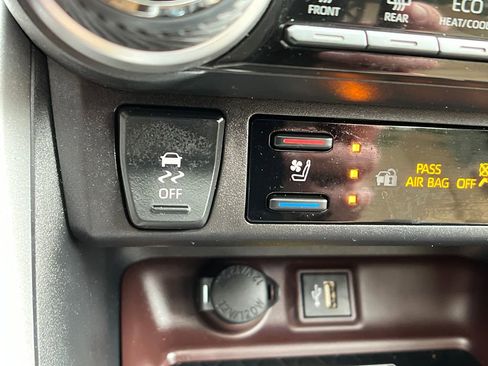 Used 2025 Toyota RAV4 Limited w/ Advanced Technology Package AWD/4WD image 30