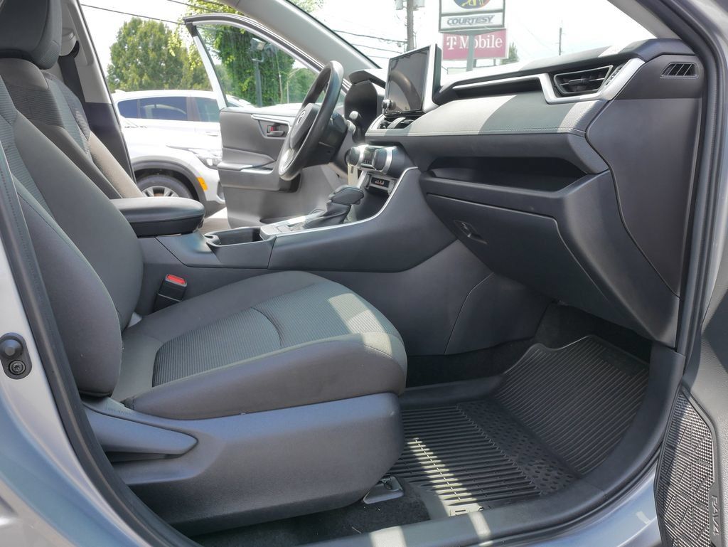 Used 2025 Toyota RAV4 LE AWD/4WD image 12