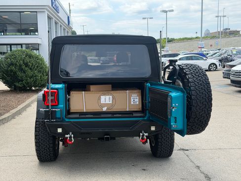 Used 2024 Jeep Wrangler Unlimited Rubicon w/ Convenience Group AWD/4WD image 11