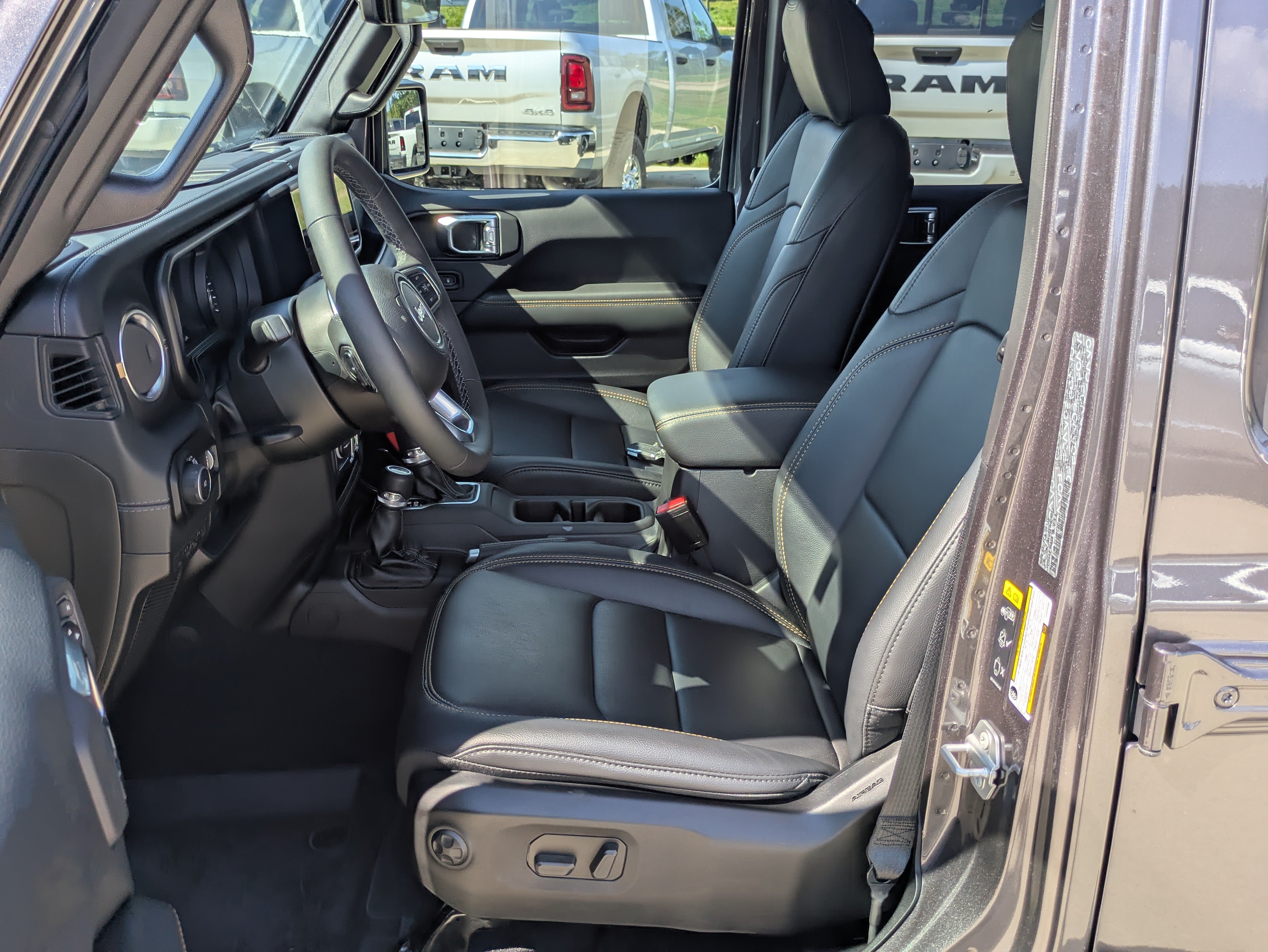 Used 2025 Jeep Wrangler Unlimited Sahara AWD/4WD image 4