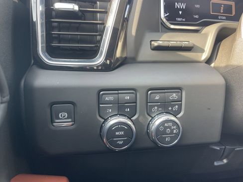 Used 2025 GMC Sierra 3500 Denali Ultimate image 31