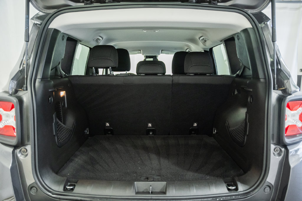 Certified 2018 Jeep Renegade Latitude AWD/4WD image 9