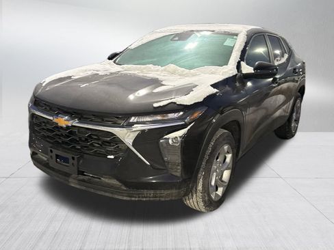 Used 2026 Chevrolet Trax LS w/ LS Convenience Package image 3