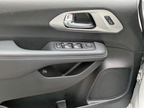 Used 2023 Chrysler Pacifica Limited w/ S Appearance Package image 14