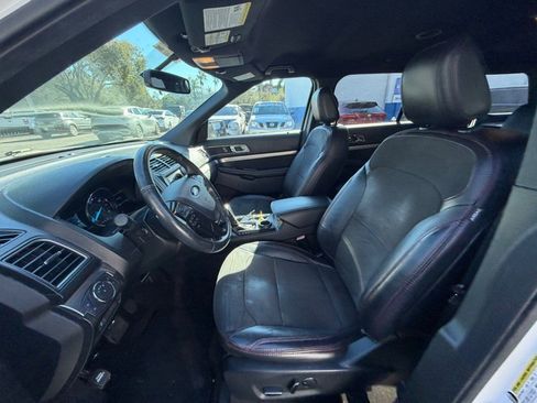 Used 2018 Ford Explorer XLT w/ Equipment Group 202A image 4