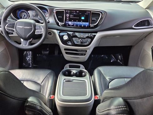Used 2022 Chrysler Pacifica Touring-L image 12