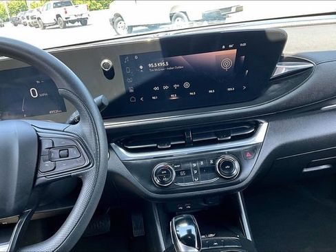 Used 2025 Buick Envista Preferred w/ Convenience II Package FWD image 9