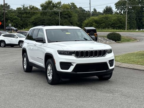 Certified 2023 Jeep Grand Cherokee Laredo w/ Luxury Tech Group I AWD/4WD image 3