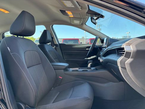 Used 2025 Nissan Altima 2.5 SV FWD image 37