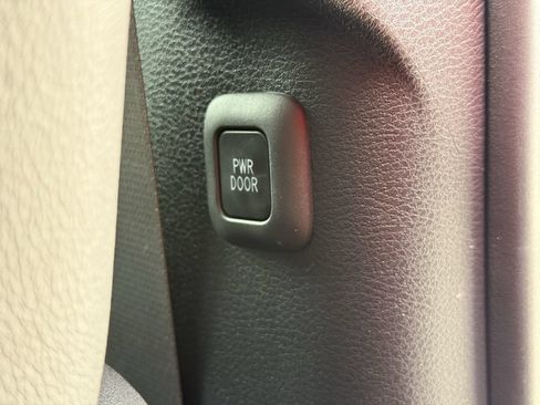 Used 2025 Toyota Sienna XLE w/ XLE Plus Package FWD image 30