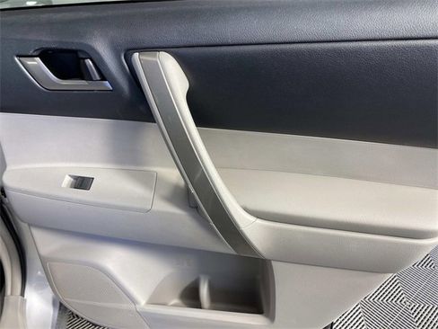 Used 2012 Toyota Highlander SE w/ Tow Pkg image 25