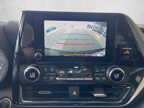 Used 2024 Toyota Highlander LE image 12
