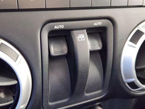 Used 2012 Jeep Wrangler Rubicon w/ PWR Convenience Group image 23