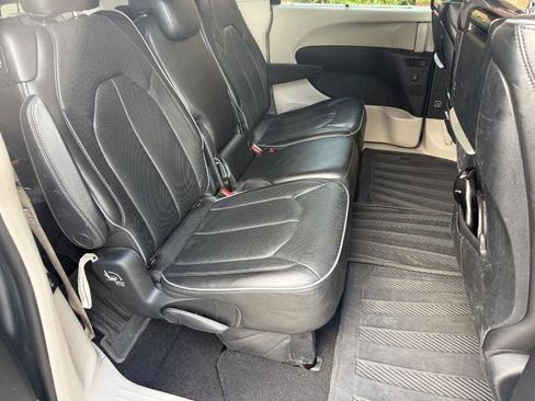 Used 2018 Chrysler Pacifica Limited FWD image 14