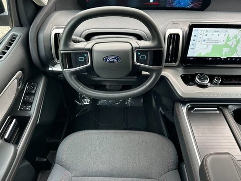 Used 2025 Ford Expedition Active AWD/4WD image 18