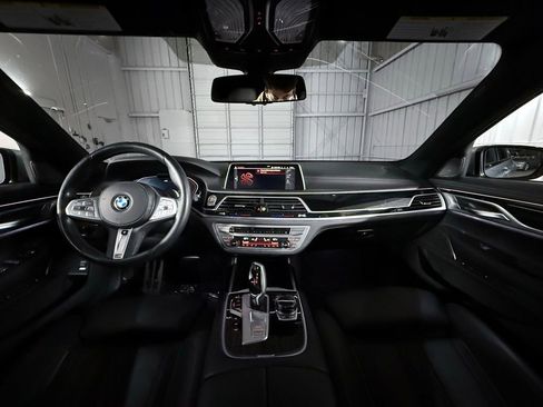 Used 2022 BMW 750i xDrive w/ Luxury Rear Seating Package image 45