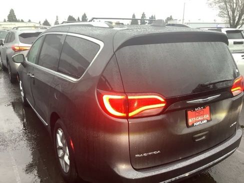 Used 2020 Chrysler Pacifica Limited w/ Advanced Safetytec Group image 3