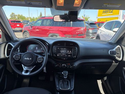 Used 2025 Kia Soul LX w/ LX Technology Package FWD image 31