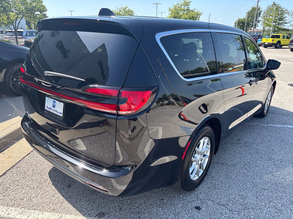 New 2027 Chrysler Pacifica Select FWD image 12