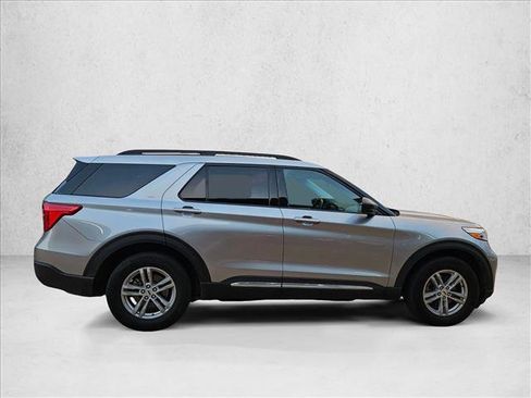 Used 2023 Ford Explorer XLT w/ Equipment Group 202A AWD/4WD image 4