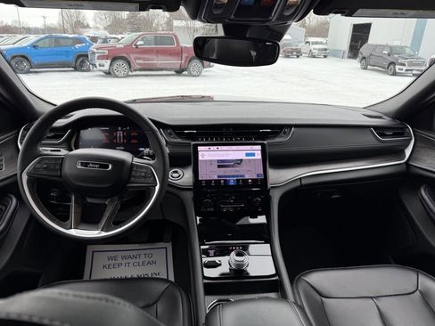 Used 2024 Jeep Grand Cherokee Limited w/ Black Appearance Package image 16