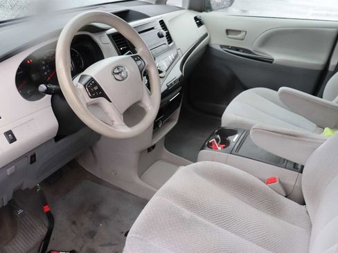 Used 2013 Toyota Sienna LE w/ Towing Pkg image 10