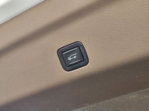 Used 2021 GMC Yukon Denali w/ Denali Premium Package image 15