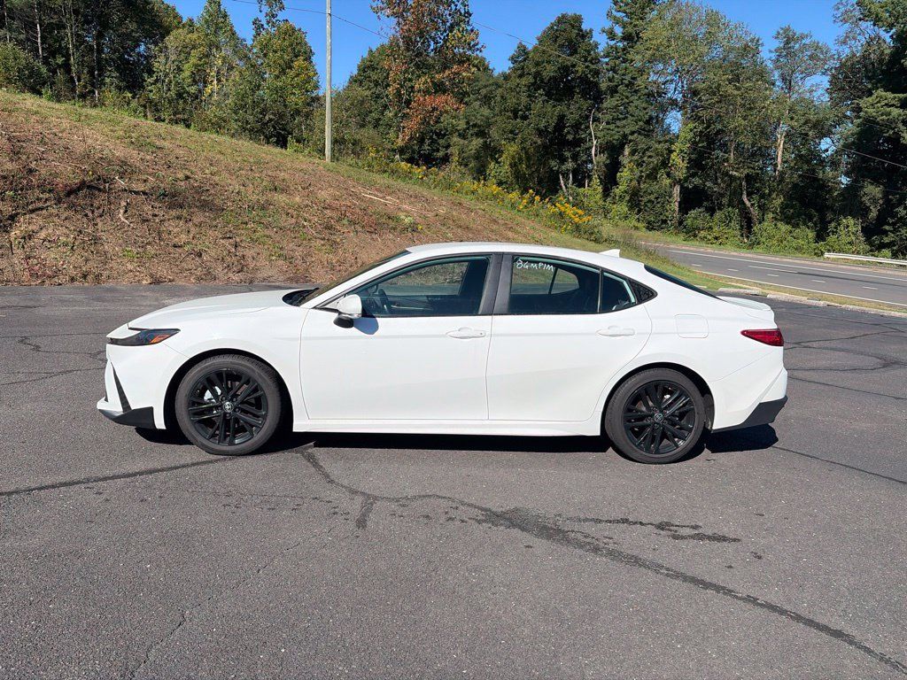 Used 2025 Toyota Camry SE FWD image 6