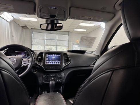 Used 2019 Jeep Cherokee Trailhawk w/ Cold Weather Group image 21